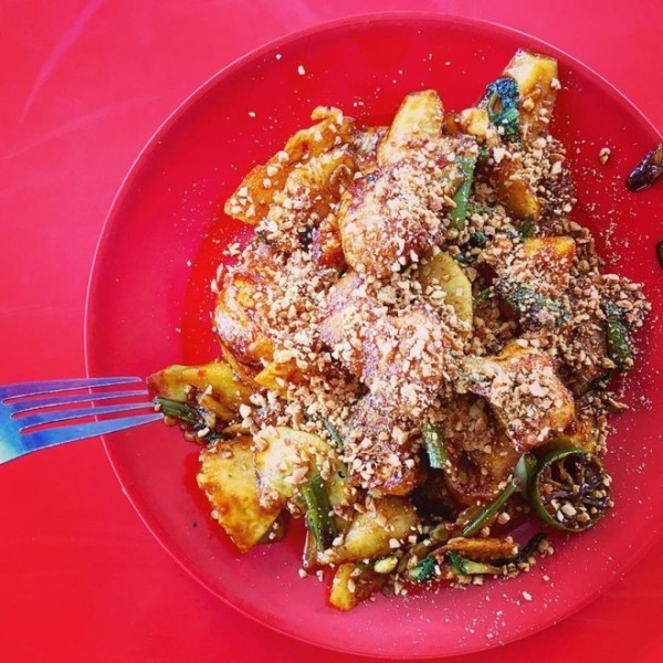 Salad rojak là một trong những  món ăn đường phố phổ biến và nổi tiếng ở Đông Nam Á. Món này nổi tiếng vì có nhiều loại hoa quả như dứa, dưa chuột, roi, xoài xanh... trộn cùng với đường, nước chanh, pate tôm, ớt, đậu phộng giã. Món ăn chơi này thường có ở Indonesia, Malaysia, và Singapore.